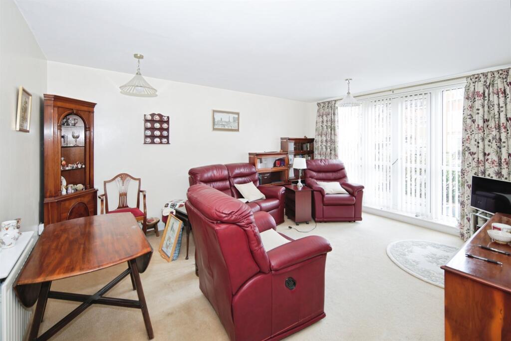 Apartment in Warwick, Kenilworth - View 3