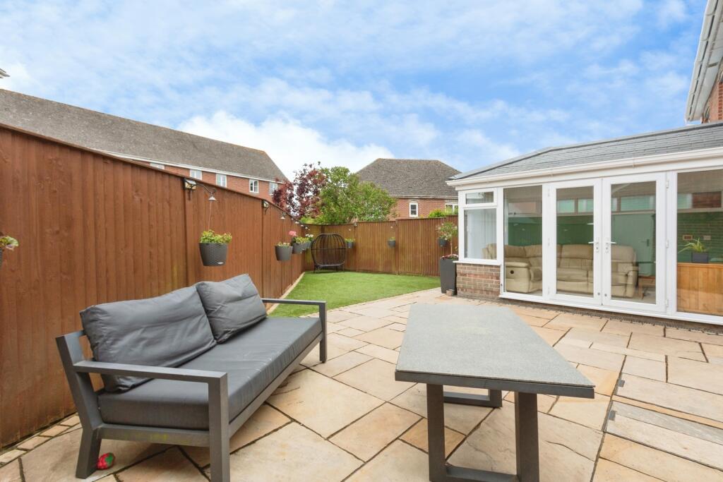 Wiltshire Crescent, Basingstoke, Hampshire, RG22 - View 2
