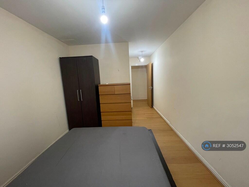 Apartment in Ilford, Gants Hill - View 4