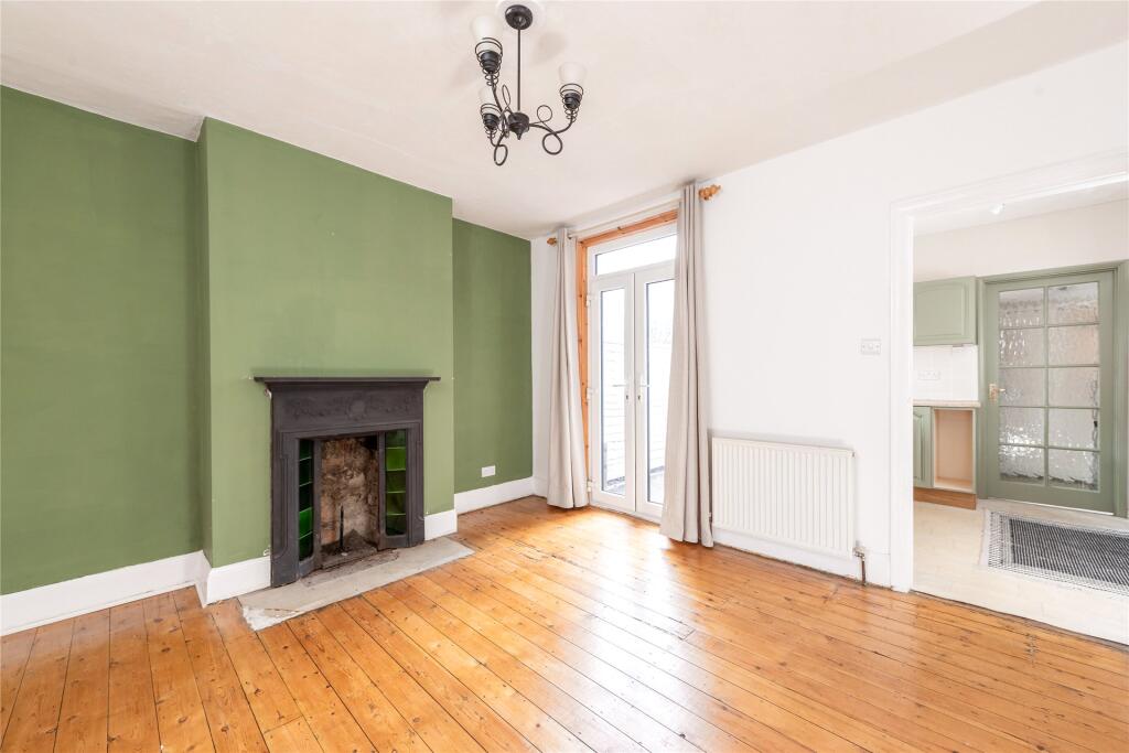 House in Newport Pagnell, Tickford End - View 3