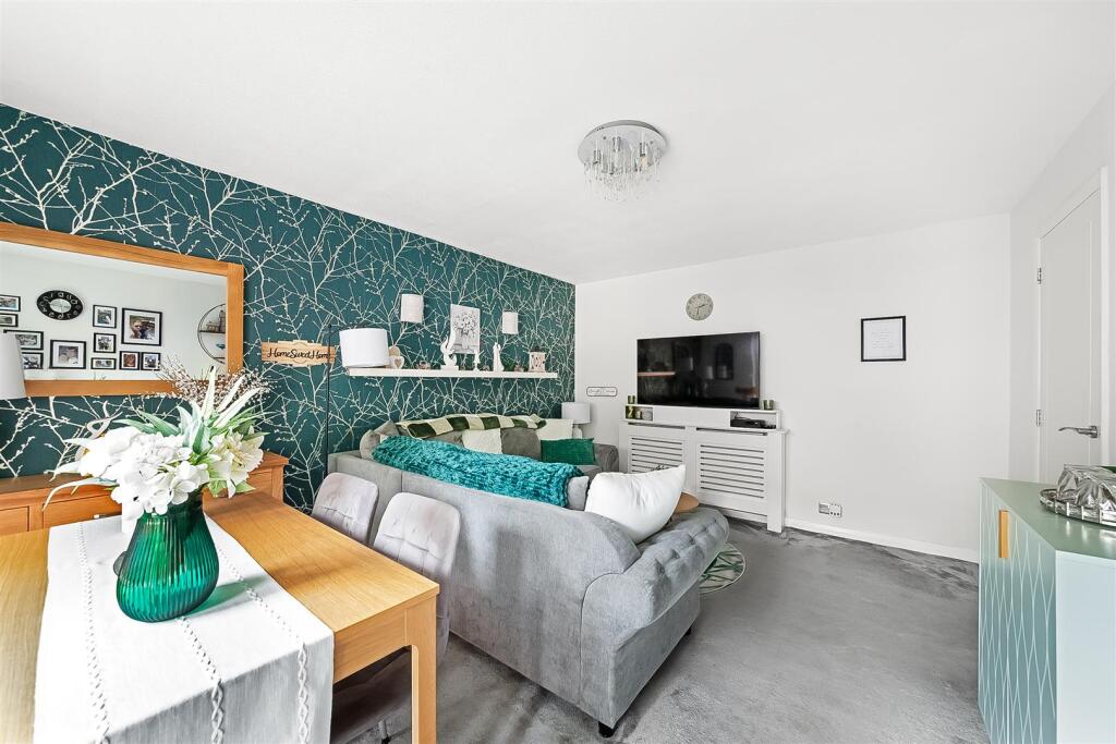 Apartment in Croydon - View 5
