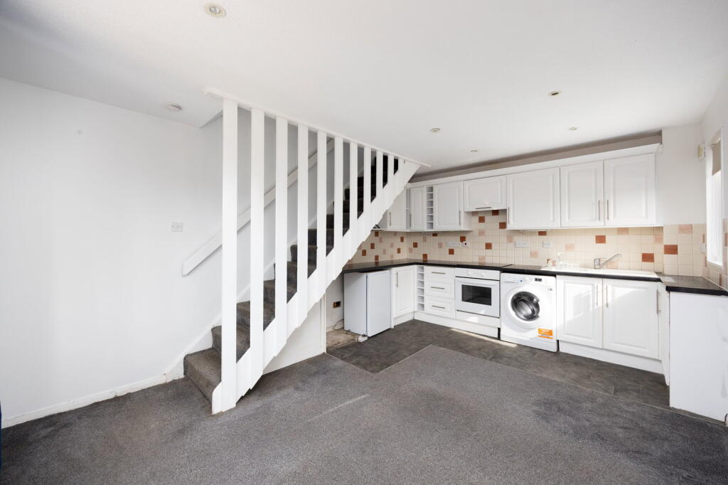 Cornfield Road, Devizes, SN10 3BA photo 3