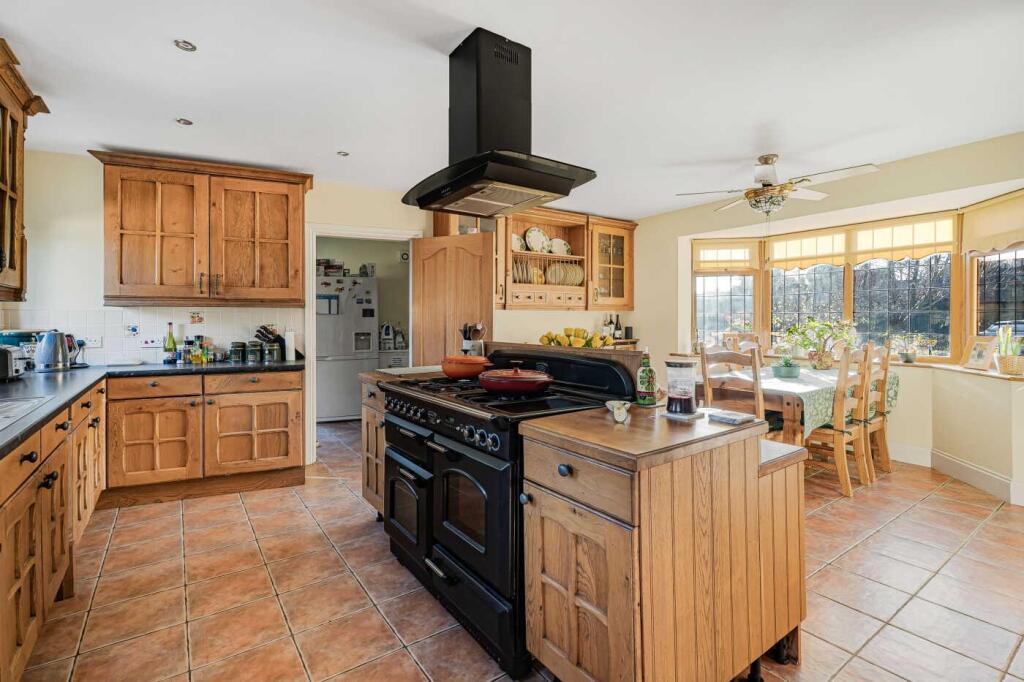 Pool Farm Court, Woodford Halse, Daventry, NN11 photo 3