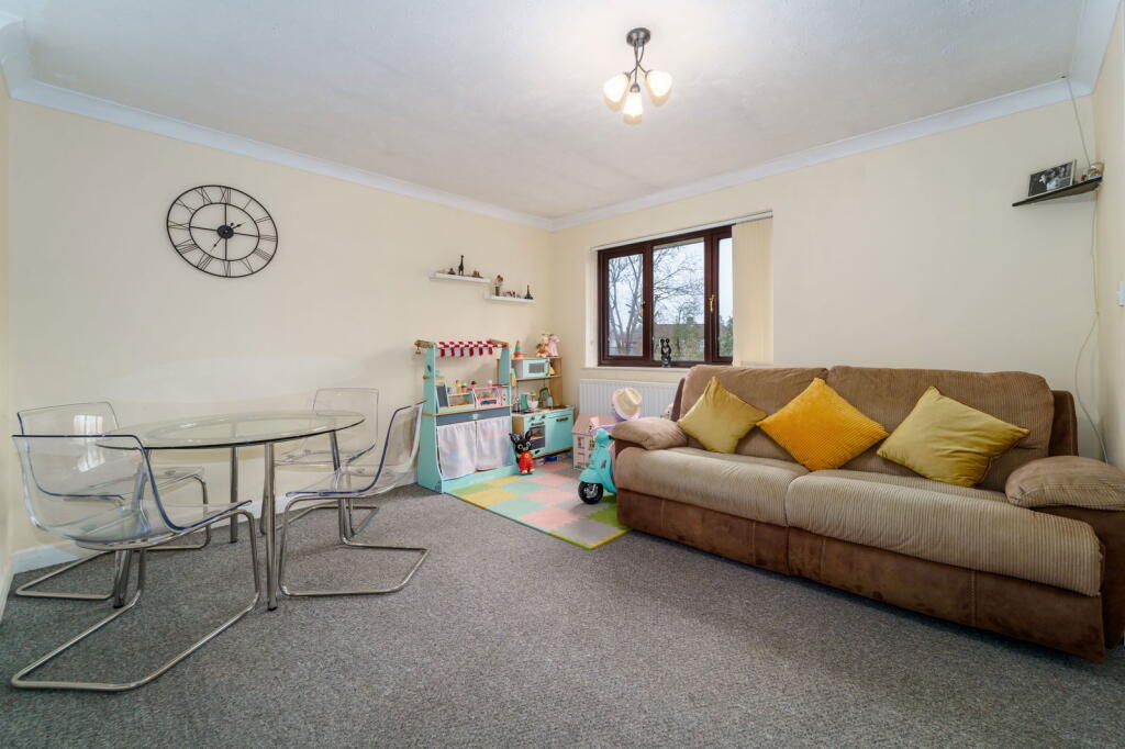 Victoria Road, Addlestone, KT15 - View 6