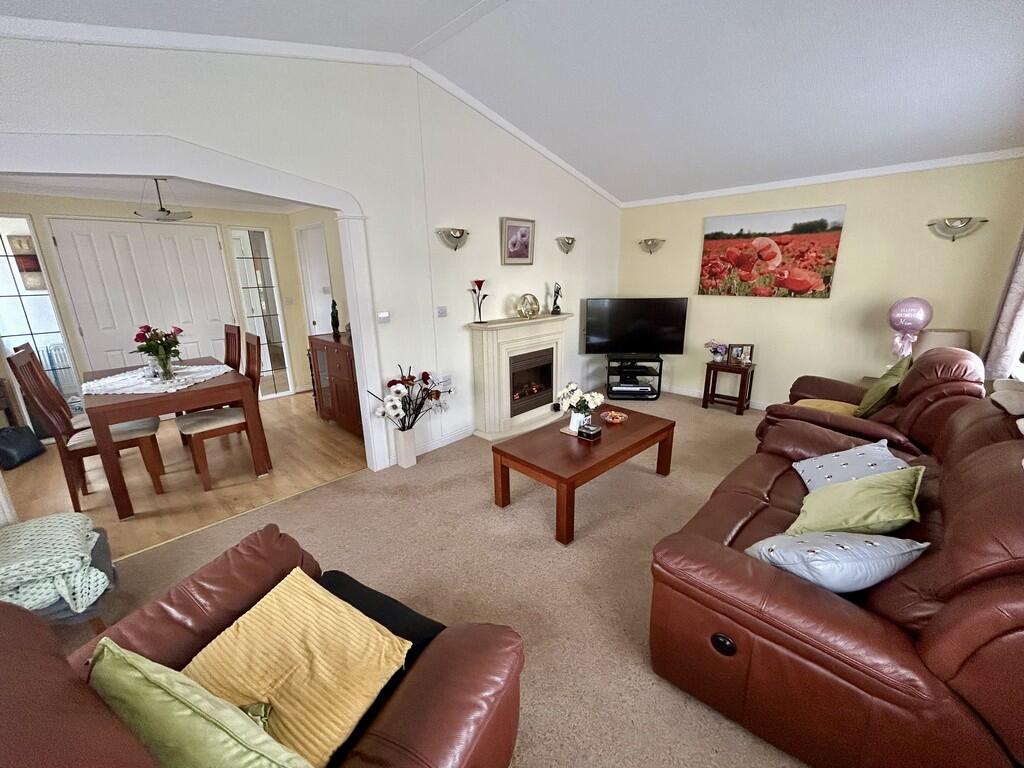 Woodbine Close, Waltham Abbey photo 4