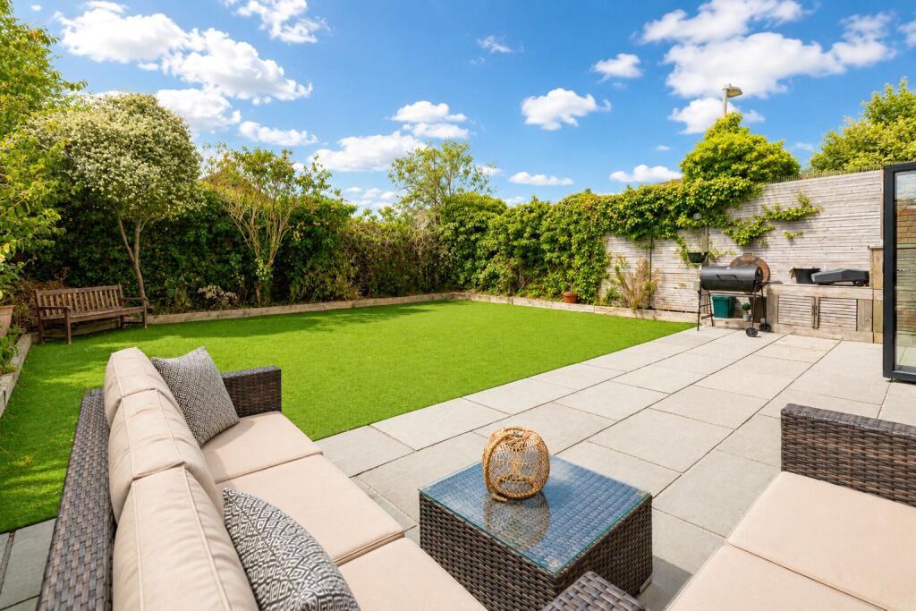 Braemore Close, Thatcham, Berkshire, RG19 photo 4