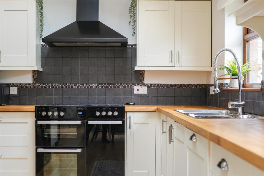 Alsop House, 7 Beaumont Street, Emley, HD8 9RJ photo 4