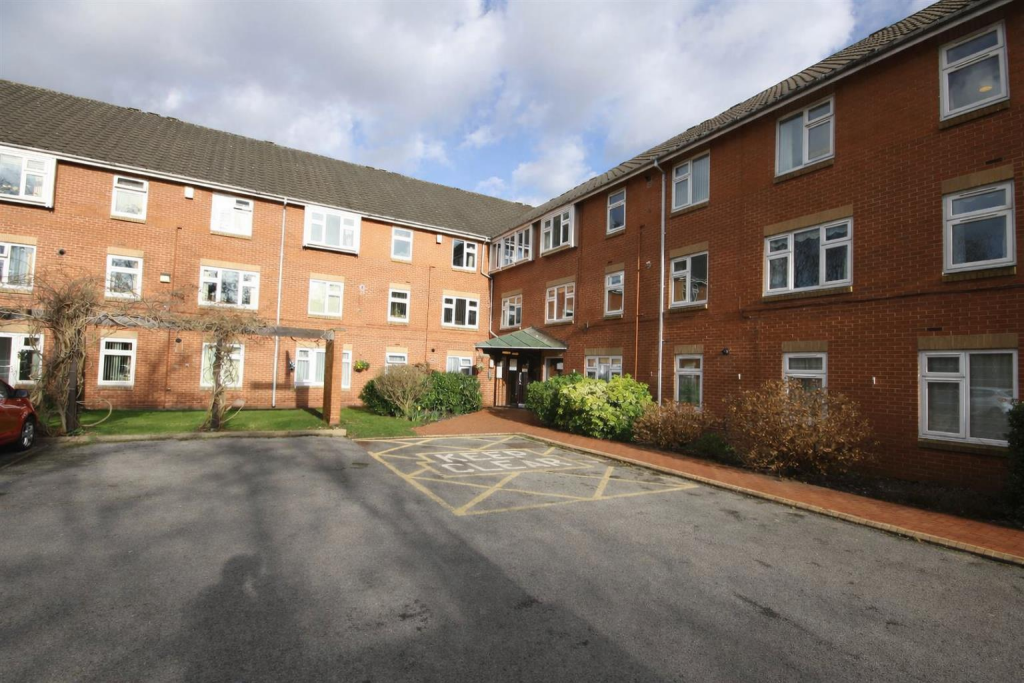 1-bed house on Oakfield, Sale, £72,100