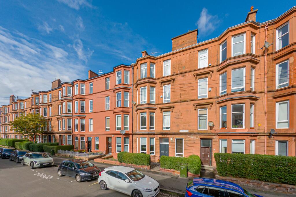 2-bed flat on Waverley Gardens, Shawlands, Glasgow, £265,000