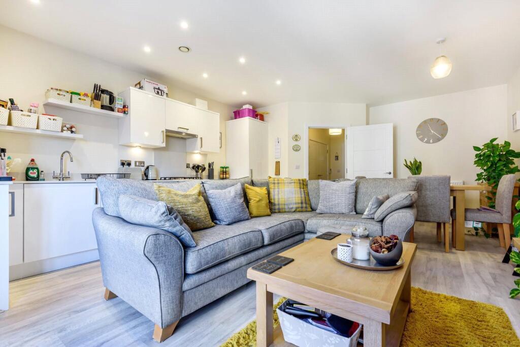 Bell Farm Way, Hersham, KT12 photo 4
