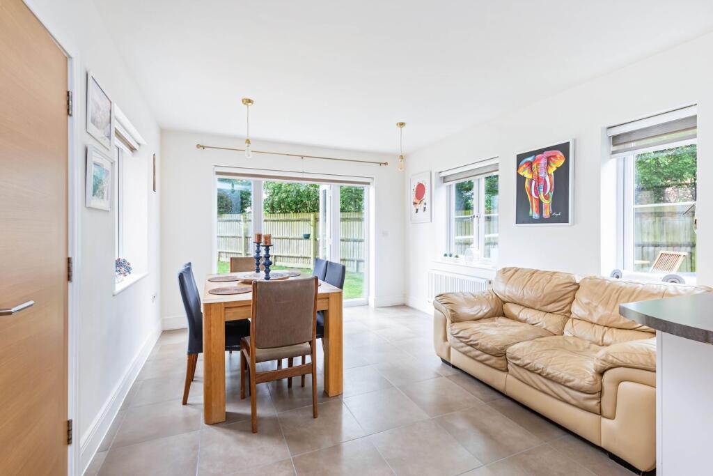 House in Horsham, Broadbridge Heath - More