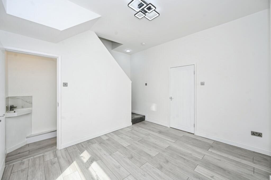 House in St Helens, Wargrave - View 5