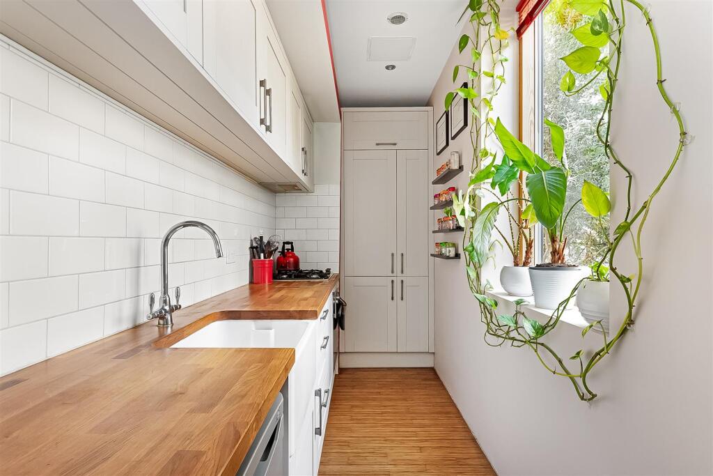 Apartment in London - View 5