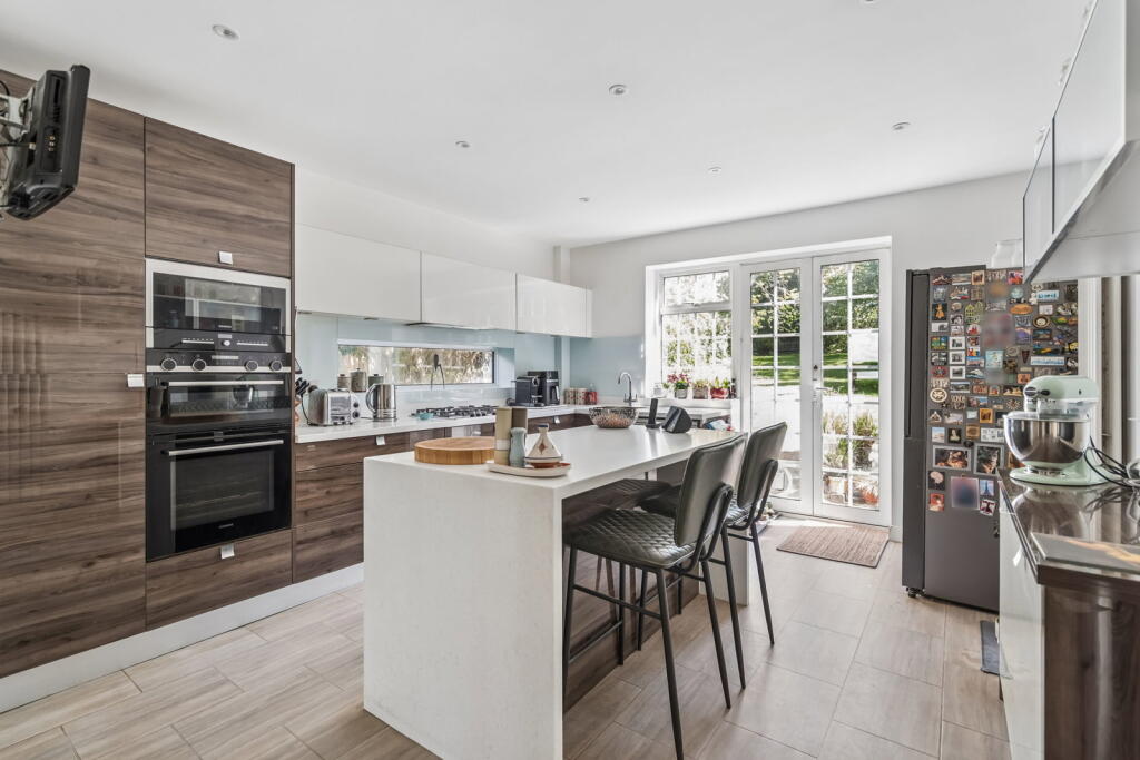 Cuckoo Hill Road, Pinner, Ha5 photo 4