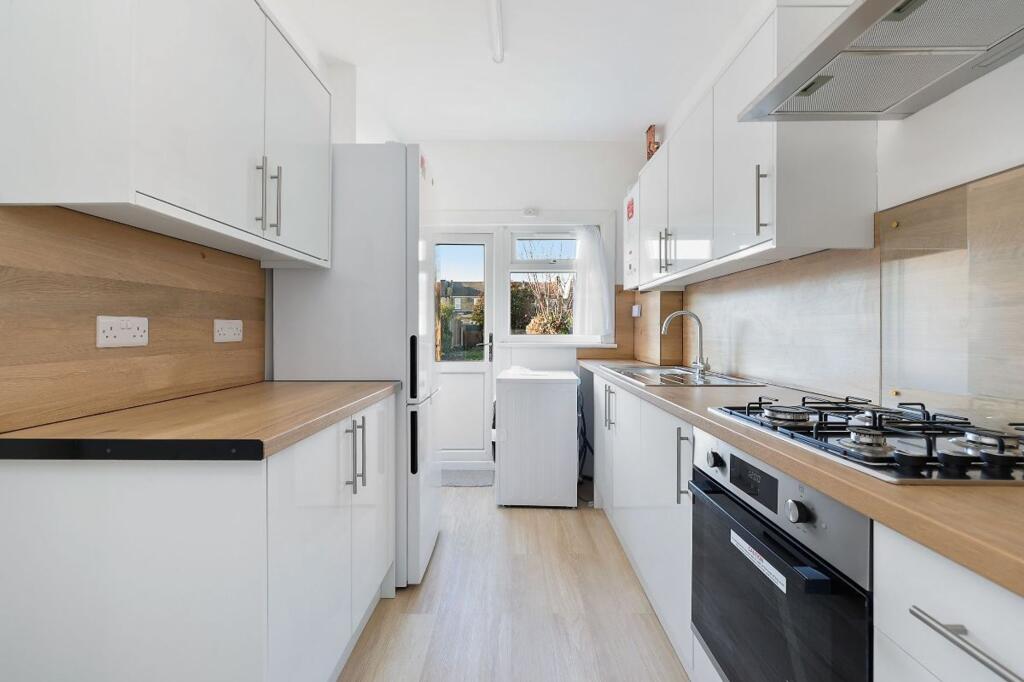 House in London, Newbury Park - View 3