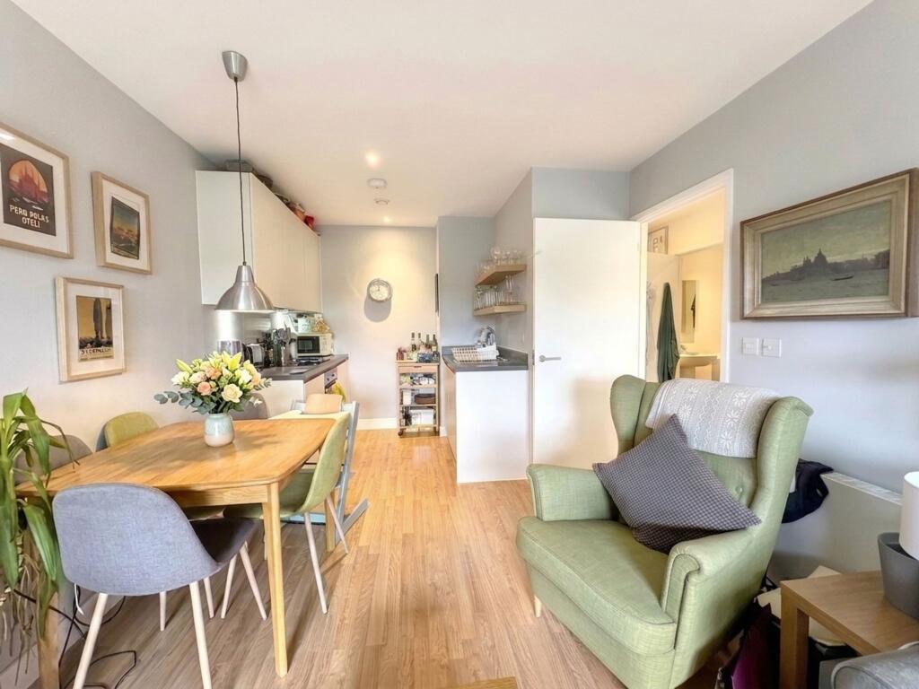 Apartment in London, Mercator Estate, Hither Green - More
