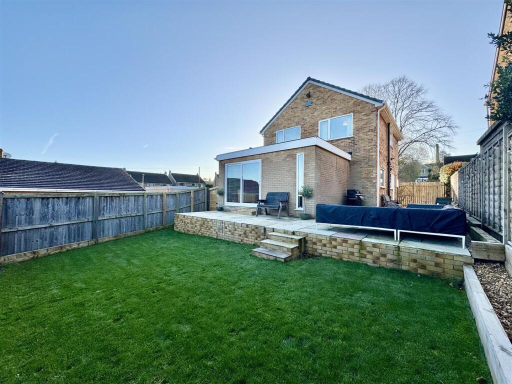 3-bed detached on Dartmouth Avenue, Almondury, Huddersfield, HD5 8UR, £325,000