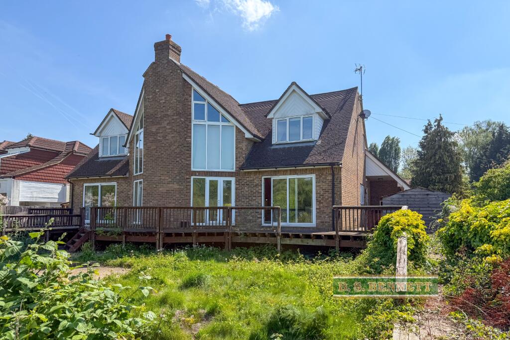 3-bed detached on 3 Kingswood Creek, Wraysbury, Staines, Middlesex TW19 5EN, £950,000
