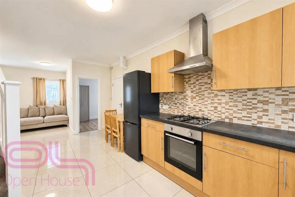 Apartment in Southall - View 3