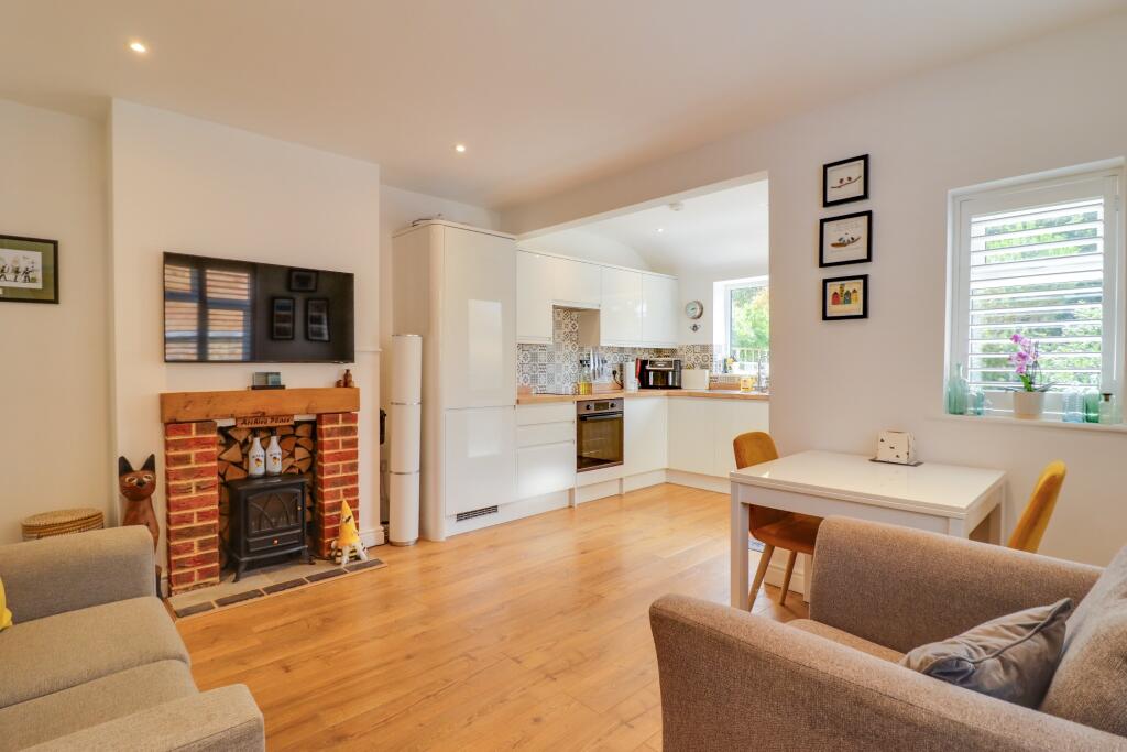 Waverley Avenue, Netley Abbey photo 2