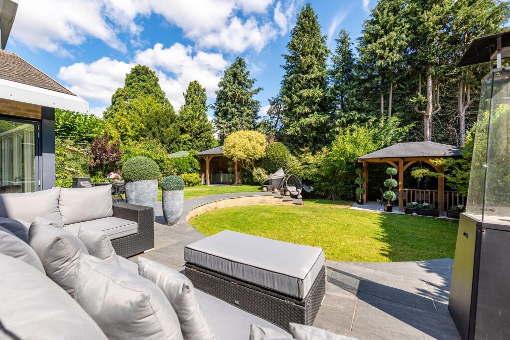 House in Aspley Guise, Central Bedfordshire - View 4