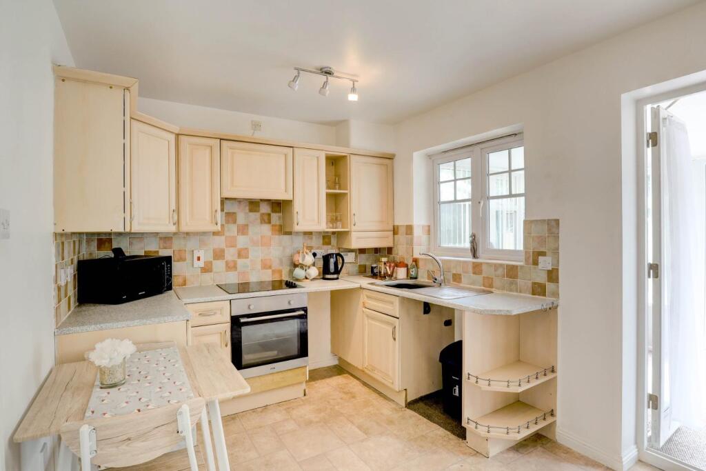 House in Nuneaton and Bedworth, Warwickshire - View 3