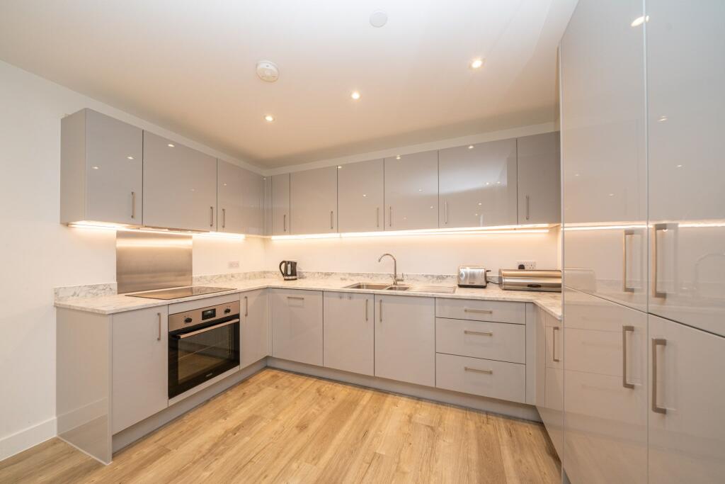 Apartment in Dacorum, Hertfordshire - View 2