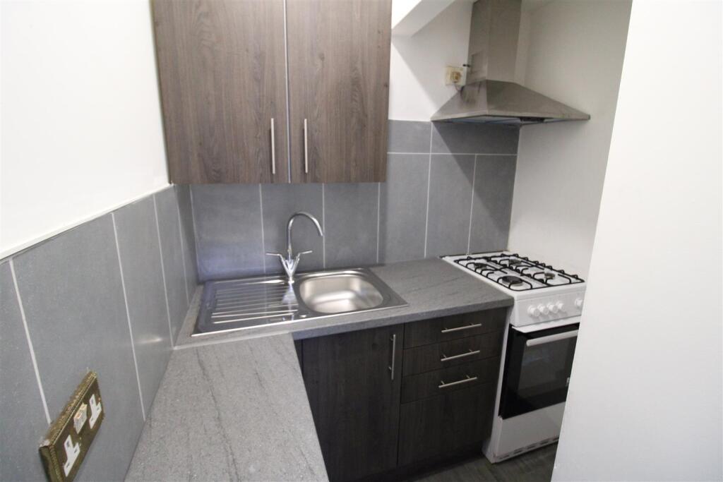 House in Kirklees, Stile Common, Primrose Hill - View 4