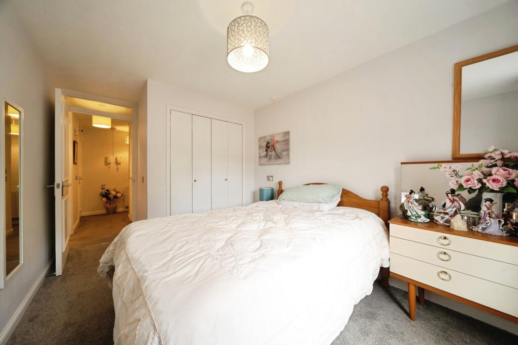 Apartment in Runnymede, Addlestone - More