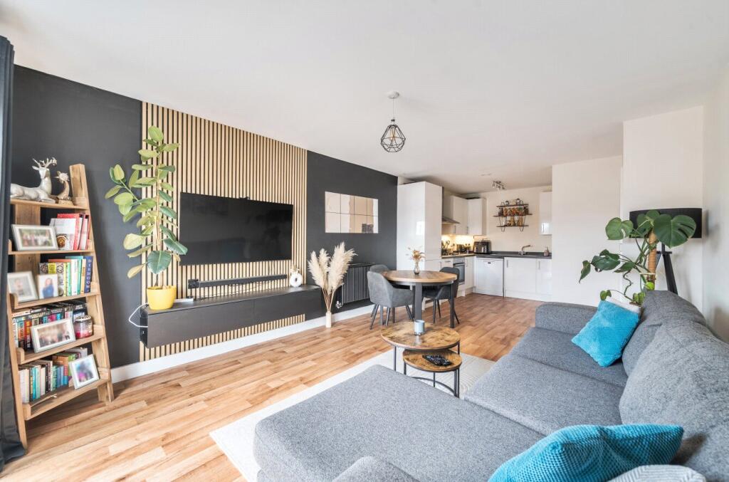 Alderson Grove, Hersham, Surrey, KT12 photo 2