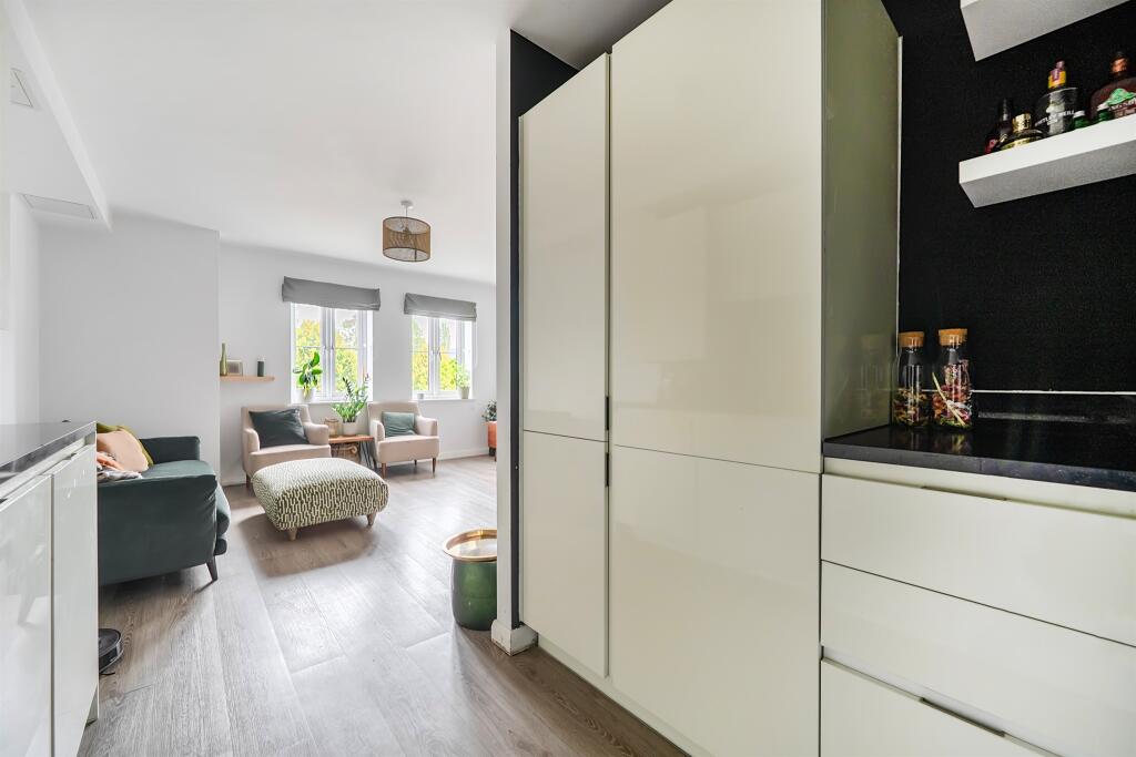 Apartment in Slough, Taplow - More