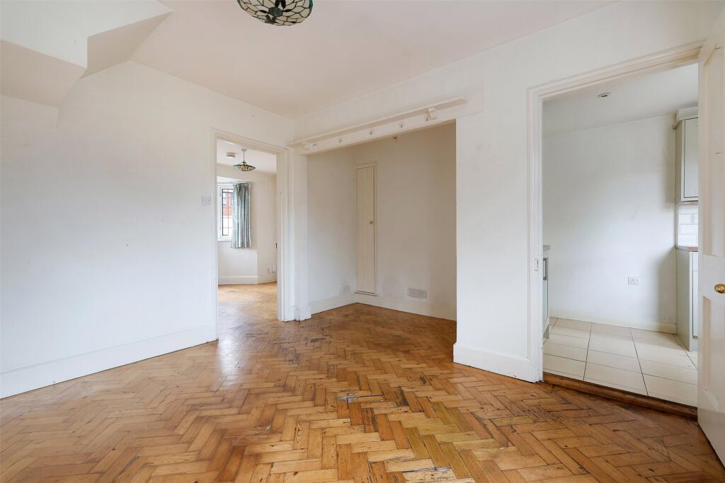 House in Mole Valley, Rose Hill, Dorking - More