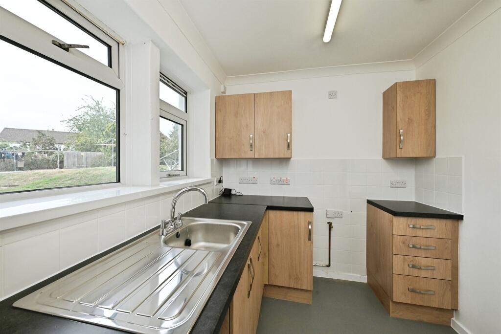 Apartment in Ware, Kings Hill - View 5