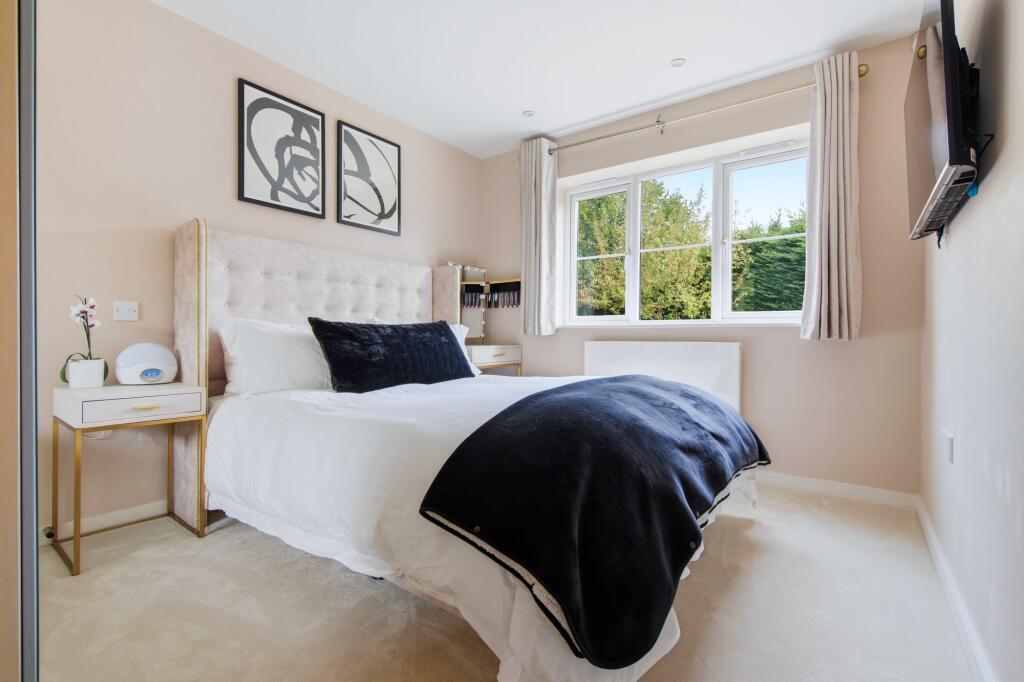 Apartment in Slough - View 5