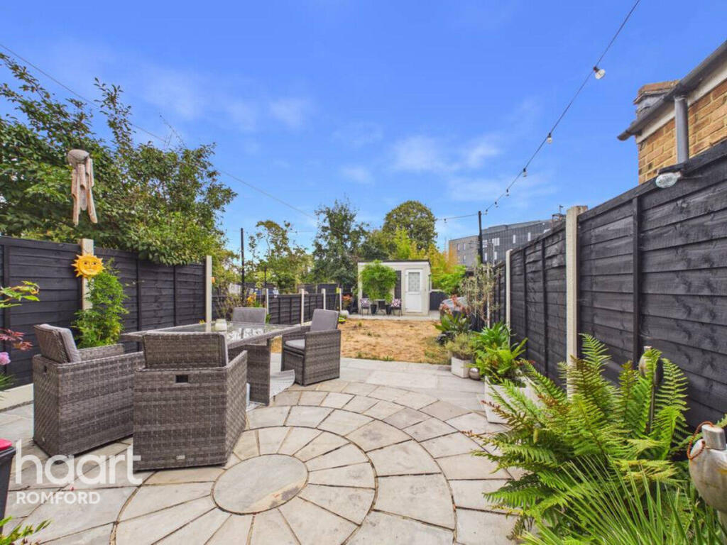 House in London, Rush Green - View 4