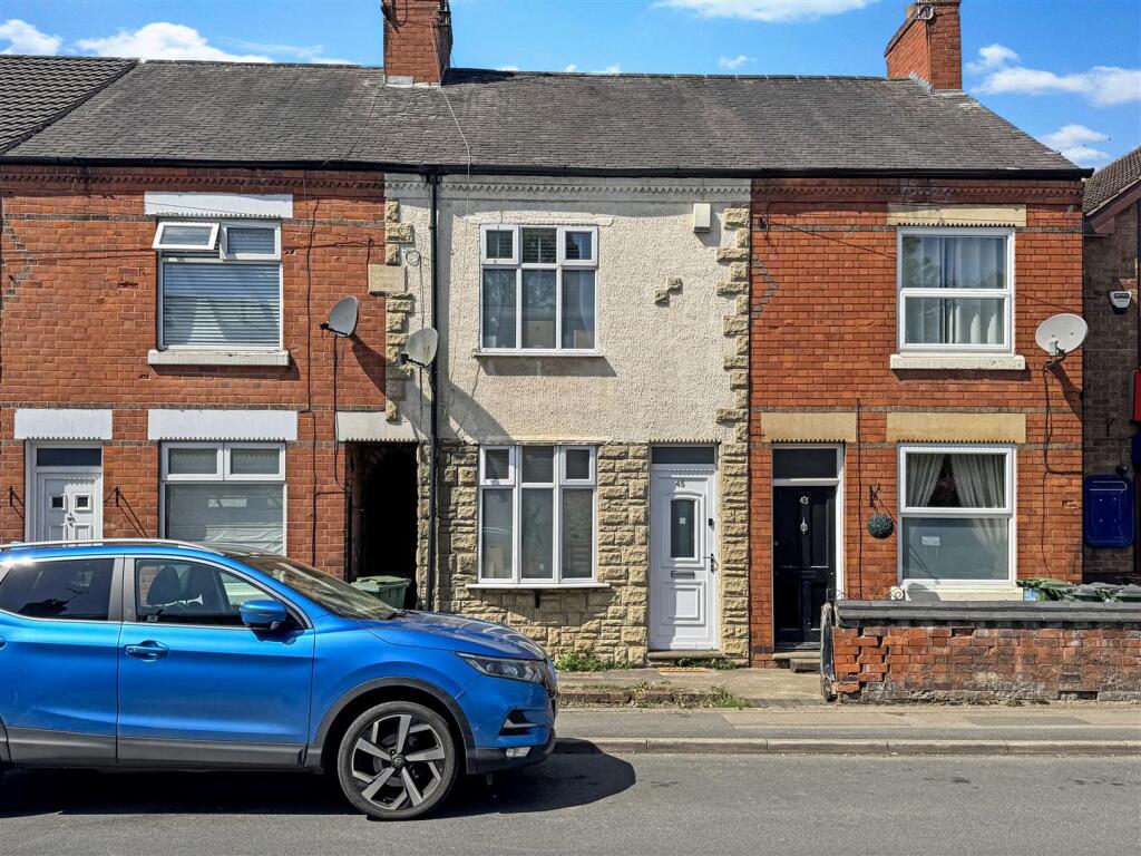 2-bed terraced on High Street, Whetstone., £175,000