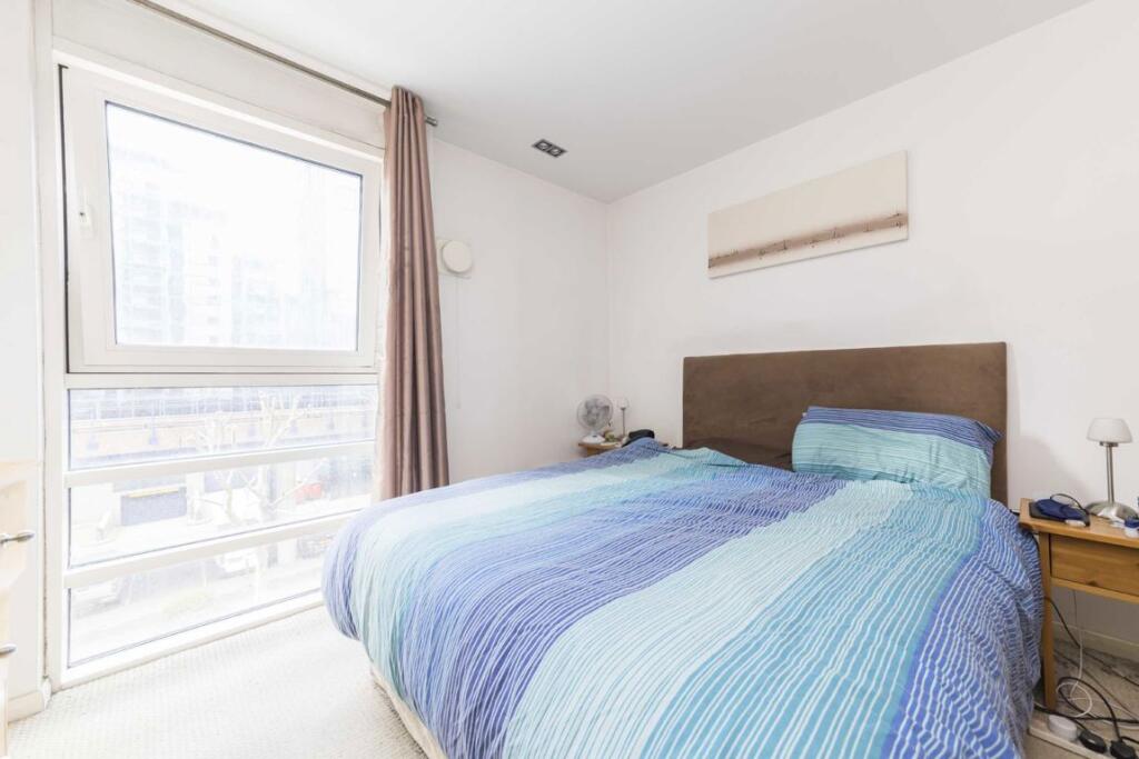 Apartment in London, St John's Estate, Isle of Dogs - More