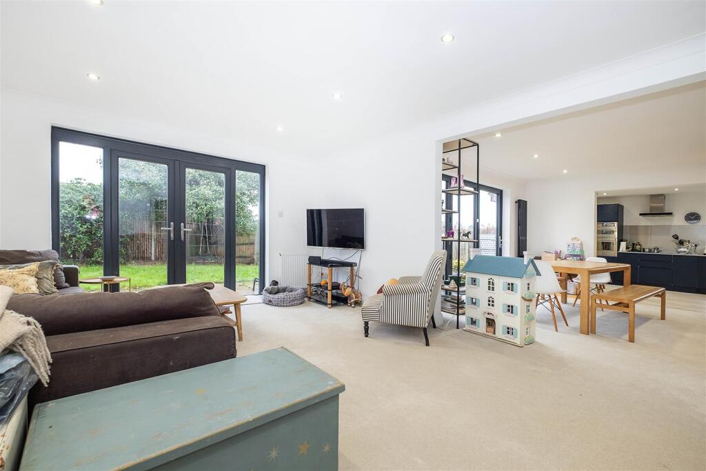 St. Nicholas Road, Thames Ditton photo 3