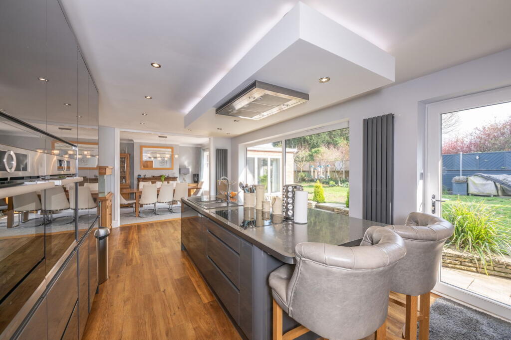 Carlinghow Hill, Batley, WF17 0AG photo 3