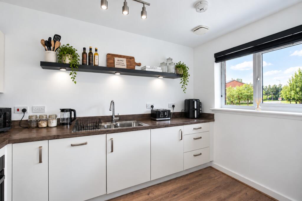 House in Clydebank, Kilbowie - More
