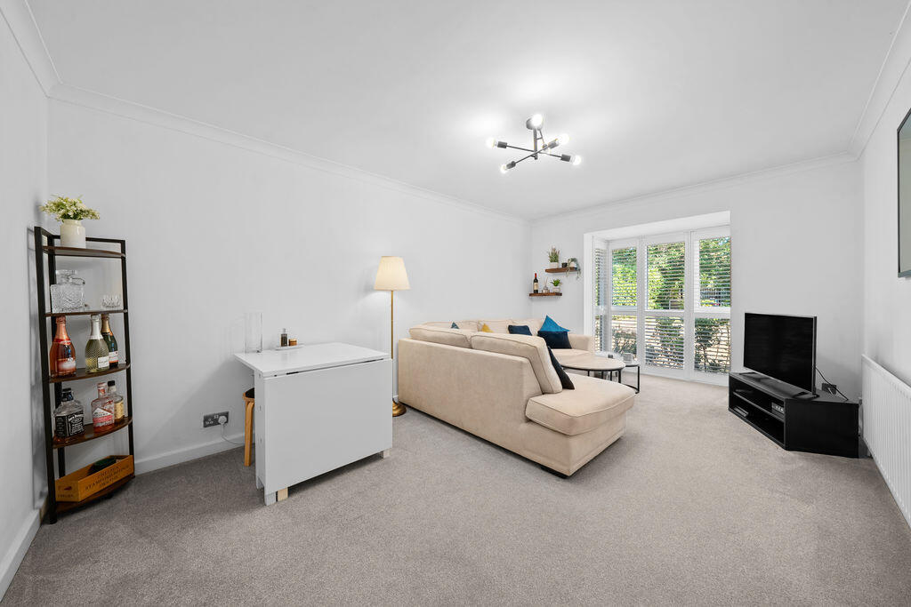 Apartment in Kingston upon Thames - View 4