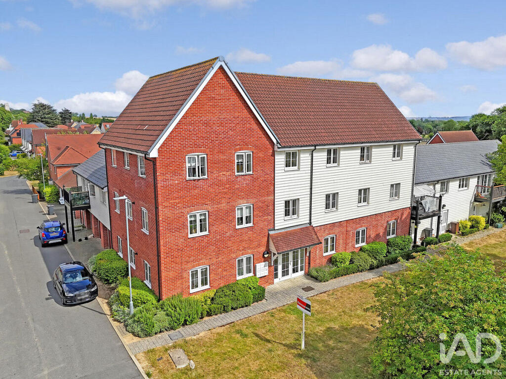 2-bed flat on Bruton Link, Wickford, SS11, £290,000