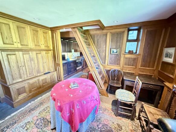Breakfast / Dining Area