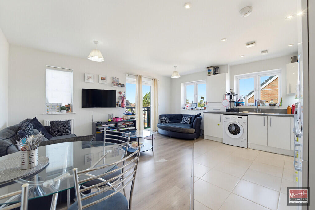 Laburnum Way, Staines-upon-Thames, Stanwell TW19 photo 2