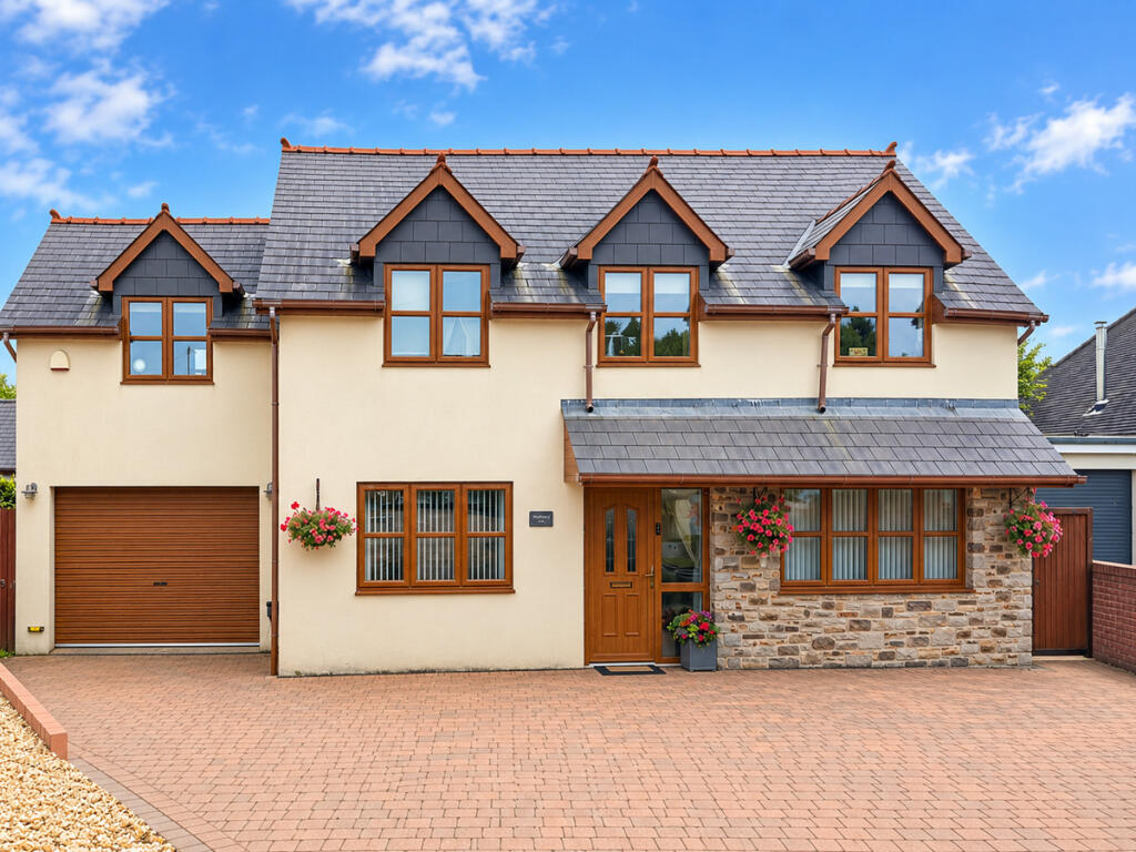 5-bed detached on Hillcrest, Bridgend, CF31, £475,000