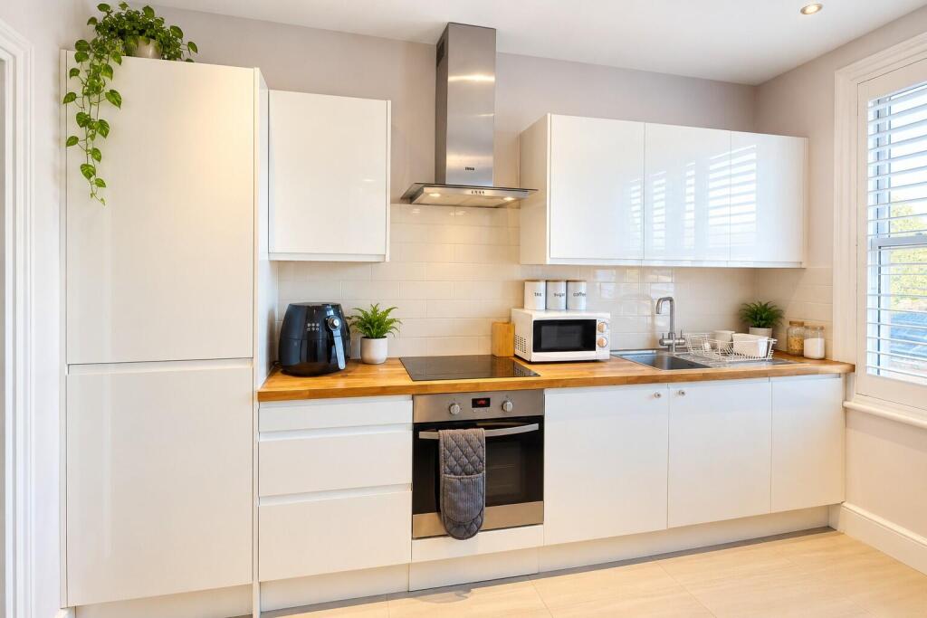 Apartment in London, Royal Borough of Kingston upon Thames - More