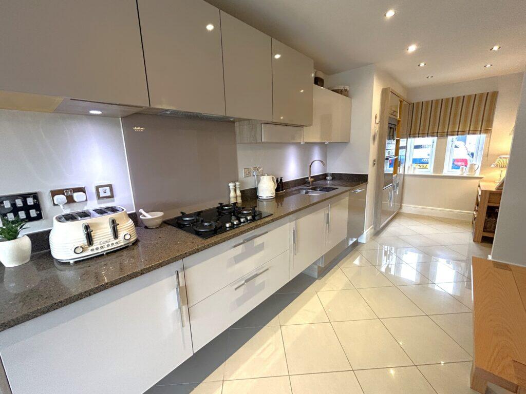 Moor Croft Close, Mirfield, WF14 9FA photo 3