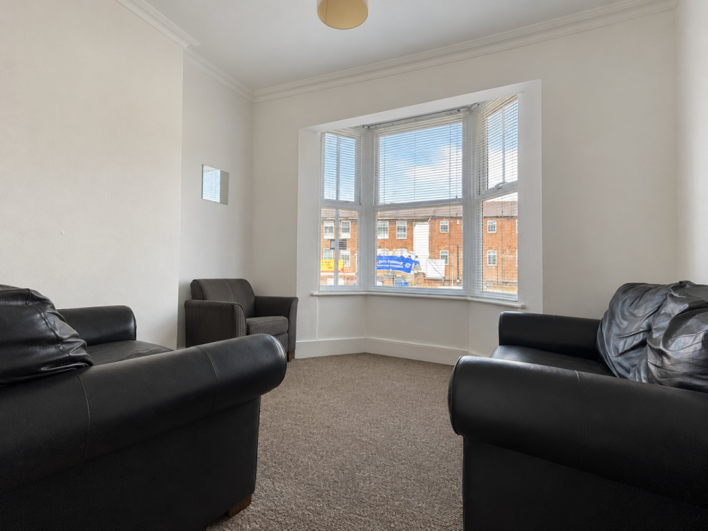 5 bedroom semi-detached house for rent