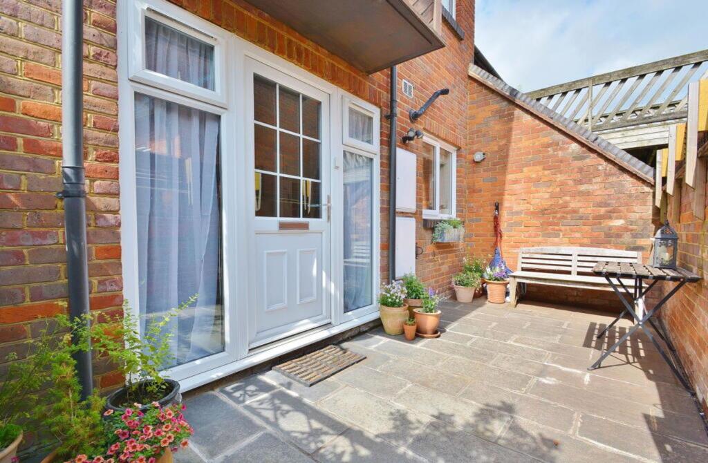 Main image of property: Rooks Lane, Thame, OX9