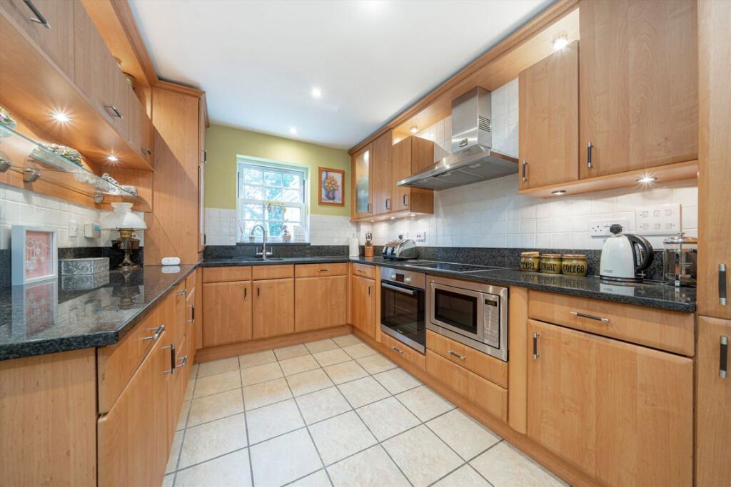 Apartment in Weybridge - View 3